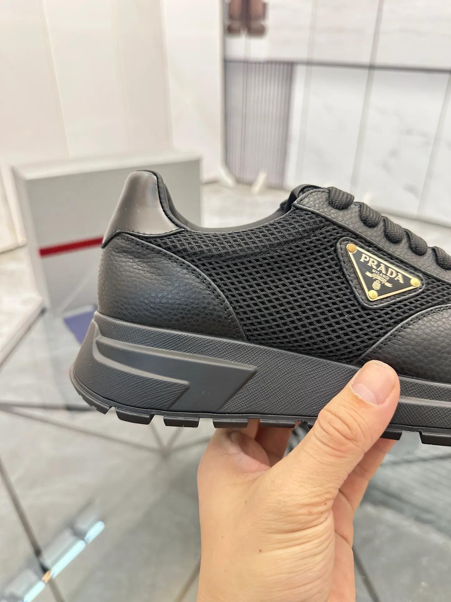 Men's shoes: 💰P600¥ High-end top quality Product trademark: Prada *"Prada*" low-top casual shoes Regular size: 38-45 (can be customized to 46) Product materials: imported first-layer cowhide stitching original material on the upper, water-dyed cowhide lining, cowhide foot pads, original outsole. No.: 001